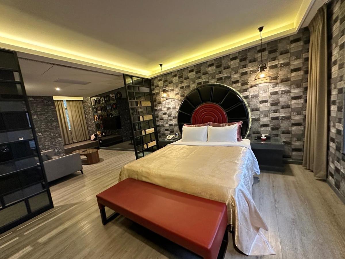 Song Xia Motel Taichung Bagian luar foto